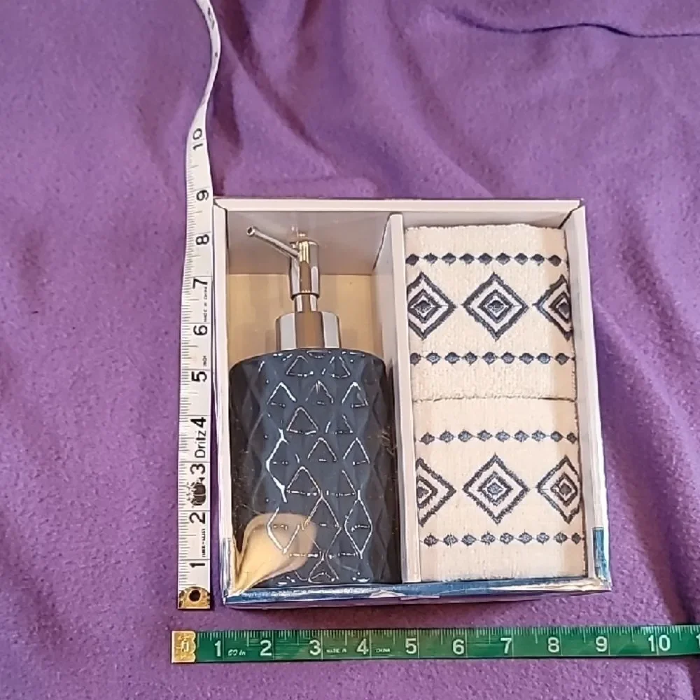 0721. NWB ~ 100% Cotton ~ 2 Fingertip Towels & Soap Dispenser